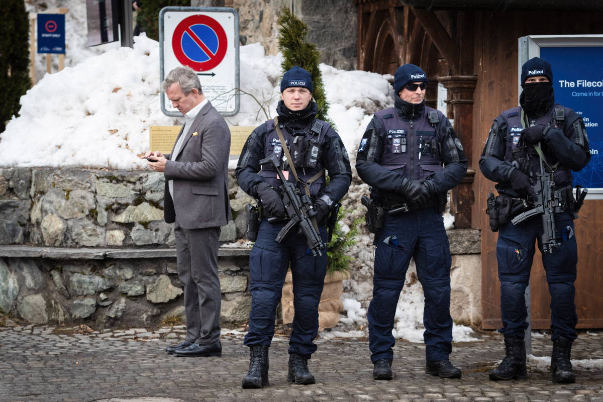 La Fiscalía suiza acusa a un joven radicalizado de planear una matanza con cuchillo en nombre de Estado Islámico