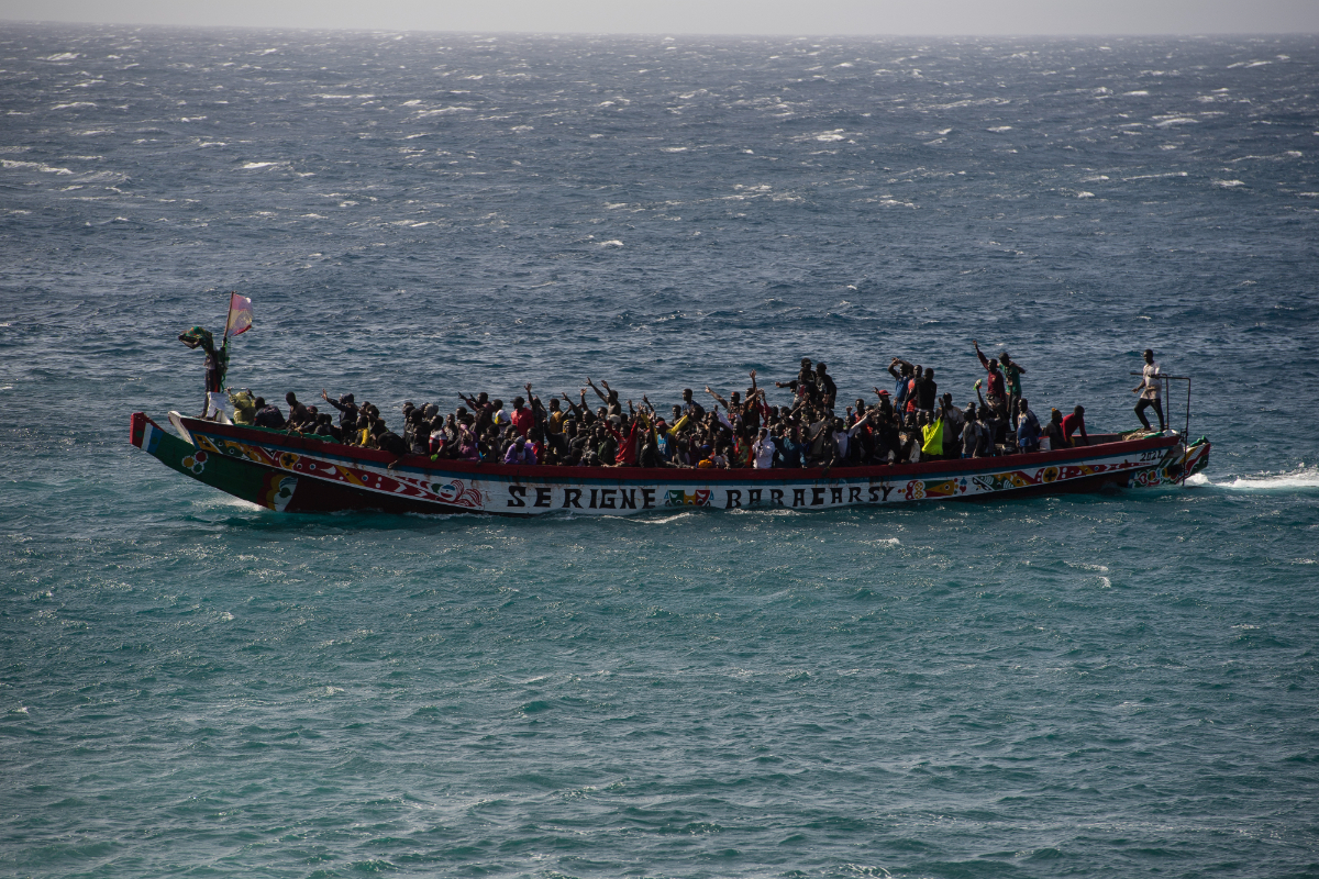 La invasión no cesa: llega otro cayuco a El Hierro con 56 inmigrantes ilegales en plena avalancha migratoria sobre Canarias