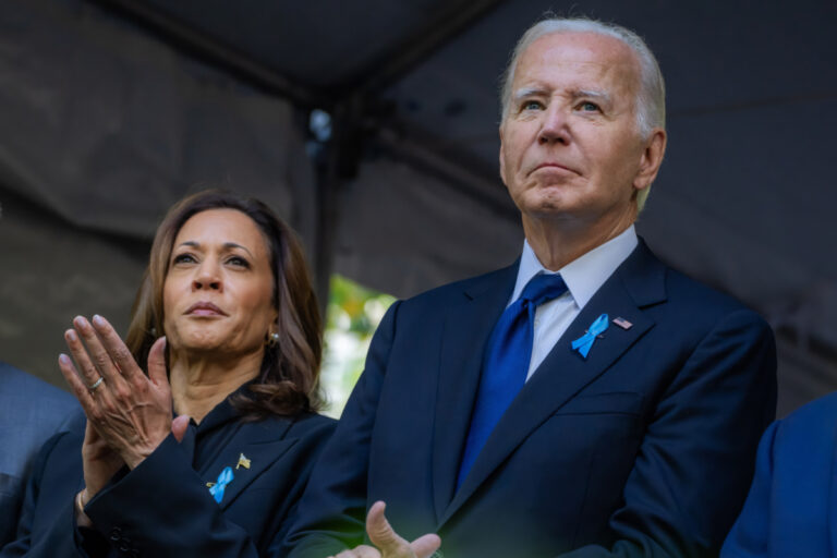 Exestrategas de Obama advierten del colapso del Partido Demócrata en las siguientes elecciones: «Es un desastre y no sabemos ni qué defendemos»