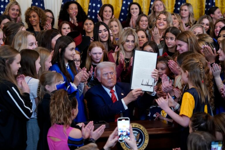 La Administración Trump demanda al Gobierno demócrata de Minnesota por permitir a trans en deportes femeninos infantiles: «Obligan a chicas a competir contra chicos»