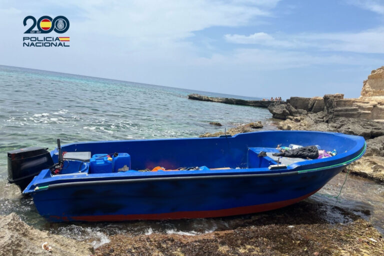 Piden seis años de cárcel para el patrón de una patera que trasladó a 32 inmigrantes ilegales de origen subsahariano a Baleares, 16 de ellos menores