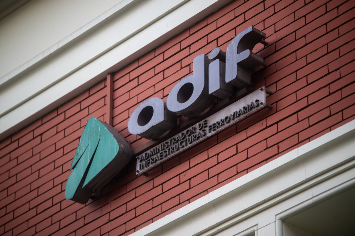 Adif rebaja el aprobado para técnicos jurídicos y permite pasar la oposición con un tres sobre diez