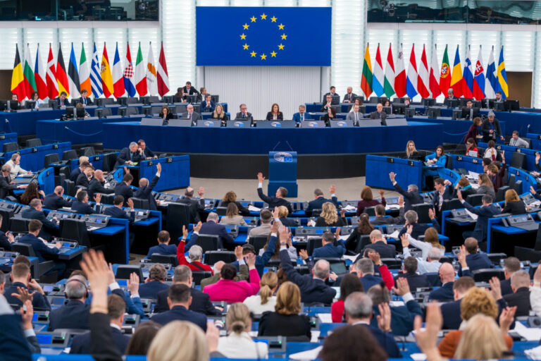El Parlamento Europeo vota a favor del nuevo Reglamento de Retorno impulsado por VOX y Patriotas que facilitará la deportación de inmigrantes