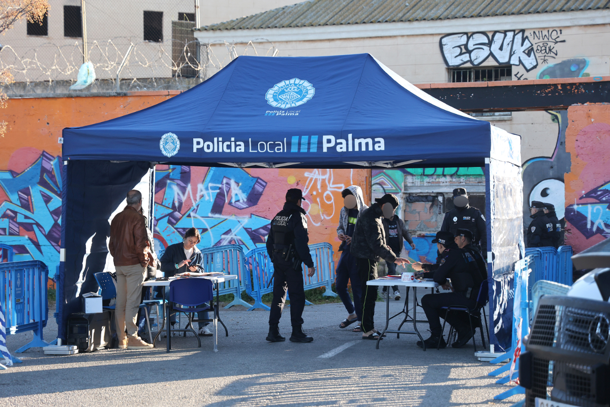 Un grupo de inmigrantes recién llegados en patera intenta irrumpir en la antigua cárcel de Palma en plena madrugada