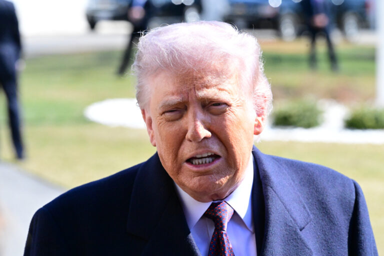 Trump anuncia que la «gran ola» de ataques contra Irán está por llegar: «Los estamos destrozando»