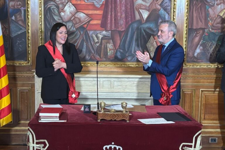 El Ayuntamiento de Barcelona (PSC) incorpora a la primera concejal musulmana y de origen árabe