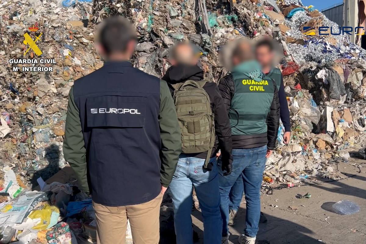 Desarticuladas 23 redes de tráfico ilícito de residuos en España en una operación de la Guardia Civil que fue desarrollada simultáneamente en 70 países