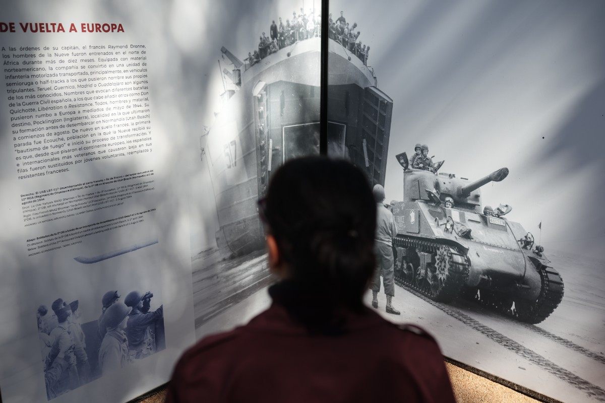 El Gobierno de Sánchez gasta más de 264.000 euros en una exposición con un tanque junto al Palacio Real para homenajear a republicanos