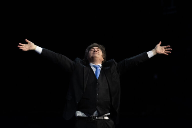 Milei acaba con el sistema de subsidios masivos: 900.000 ayudas eliminadas y reemplazadas por capacitación laboral