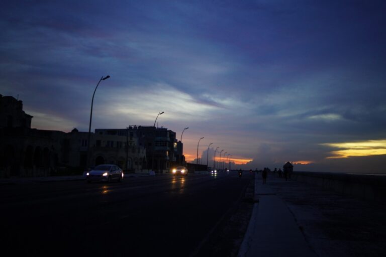 Los apagones vuelven a dejar sin electricidad a más de la mitad de la isla de Cuba