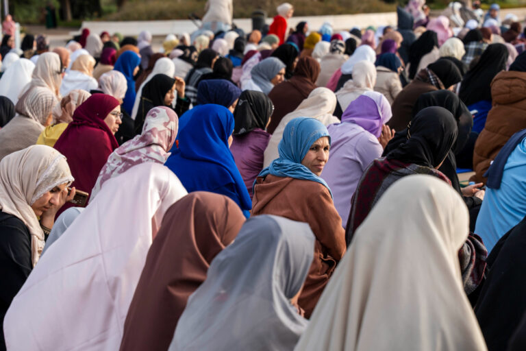 El concejal de Cultura de Almería (PP) arropa a miles de musulmanes en la celebración que marca el final del Ramadán