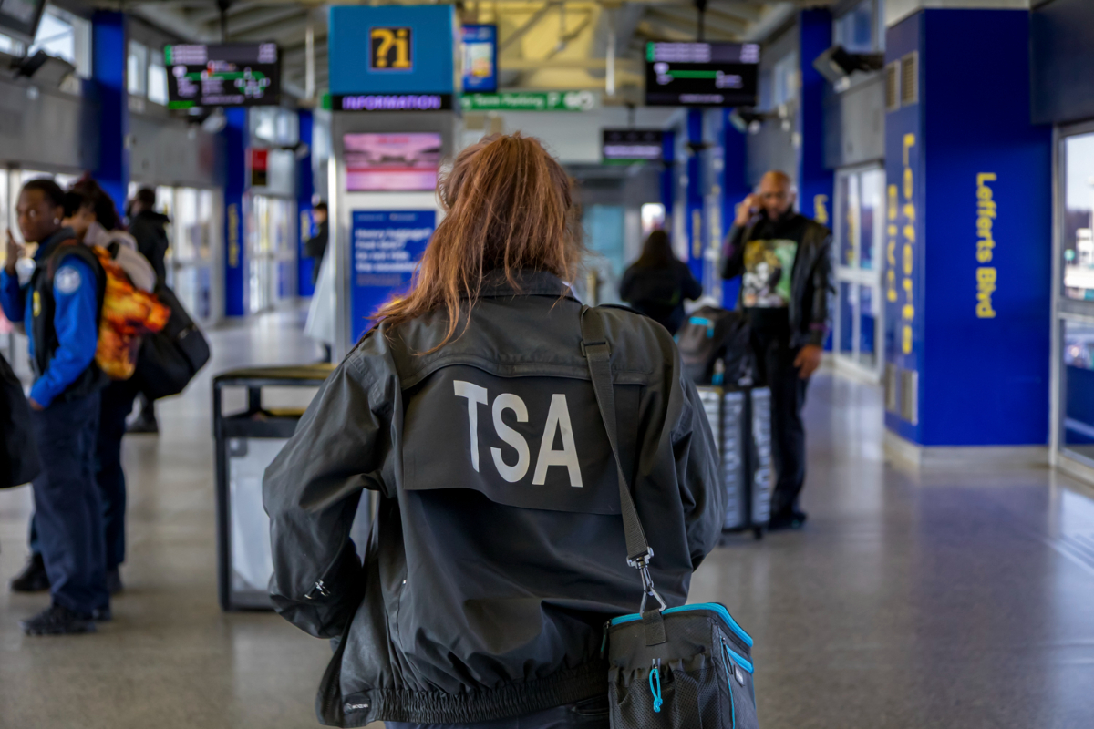 Trump despliega agentes de inmigración en aeropuertos para suplir el colapso de seguridad por el bloqueo presupuestario