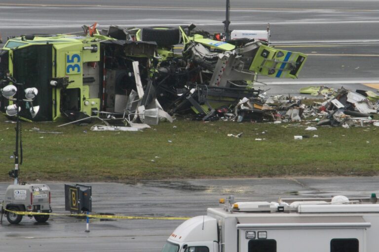 Al menos dos muertos tras el choque de un avión con un camión de bomberos en el aeropuerto de LaGuardia (Nueva York)