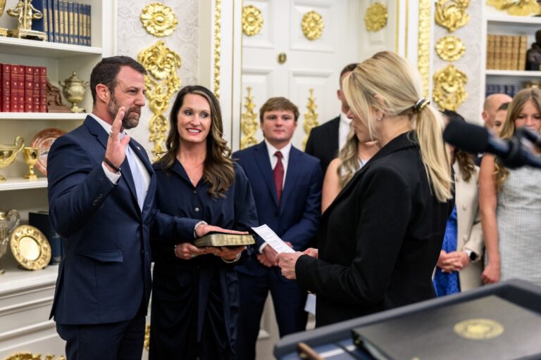 El ex luchador de MMA Markwayne Mullin, investido como nuevo secretario de Seguridad Nacional de los Estados Unidos