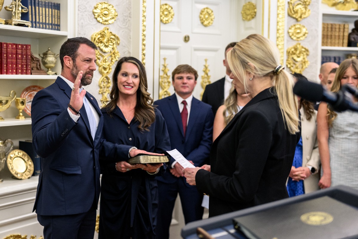 El ex luchador de MMA Markwayne Mullin, investido como nuevo secretario de Seguridad Nacional de los Estados Unidos