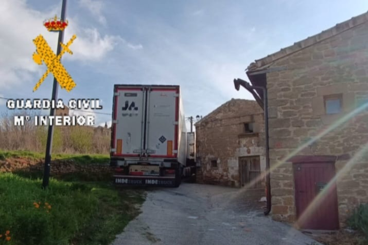Un camionero angoleño queda atrapado en un pueblo de Navarra tras seguir el GPS con 25 toneladas de patatas