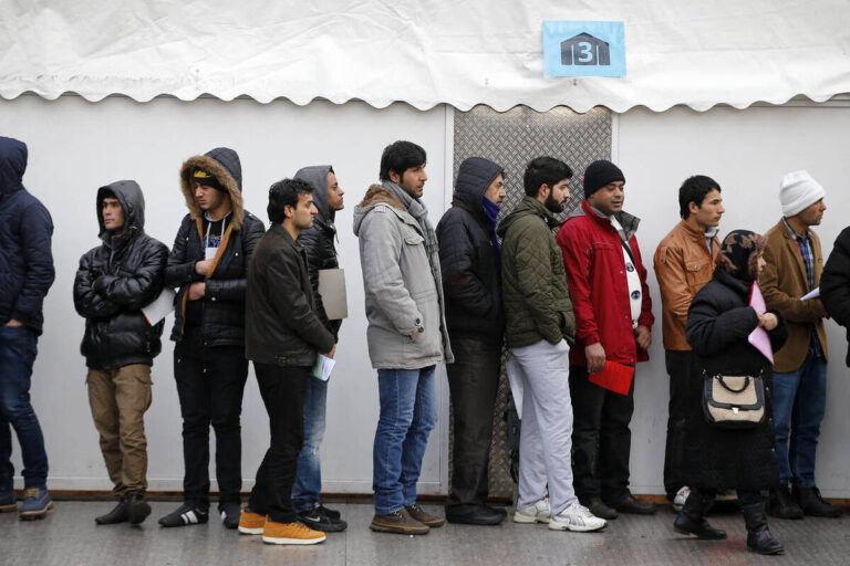 Los inmigrantes envían desde Alemania un récord de 8.500 millones a sus países: las remesas se disparan un 140% en una década