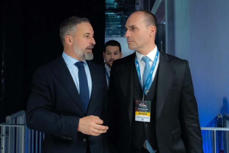 Eduardo Bolsonaro ensalza su relación con Abascal y califica a VOX como «el partido mejor organizado de Occidente»