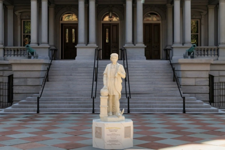 Donald Trump planta cara a la leyenda negra antiespañola y coloca una estatua de Cristóbal Colón en la Casa Blanca: «Es un héroe»