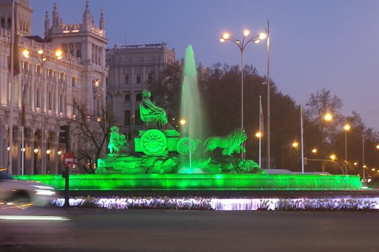 Almeida ilumina la fuente de Cibeles con los colores de la bandera de la República Islámica de Pakistán con motivo de su fiesta nacional