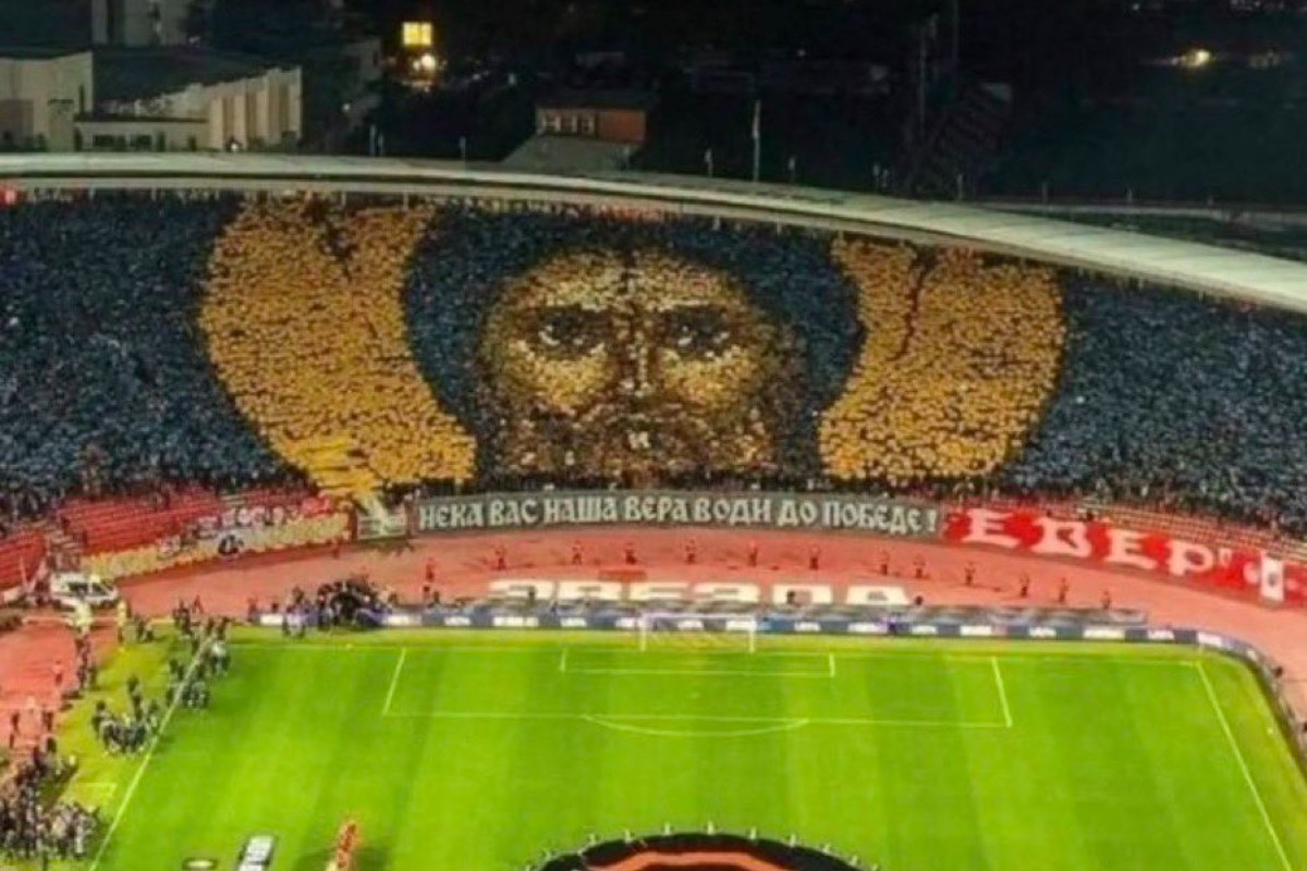 La UEFA sanciona al Estrella Roja por un tifo cristiano mientras permite pausas por el Ramadán en competiciones europeas