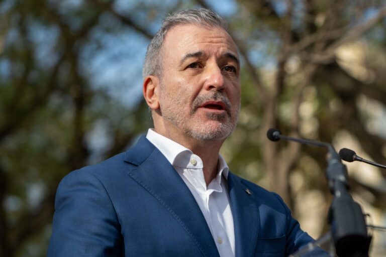 El barómetro de Barcelona suspende a Collboni (PSC) y señala la inseguridad causada por la inmigración masiva y la vivienda como los principales problemas