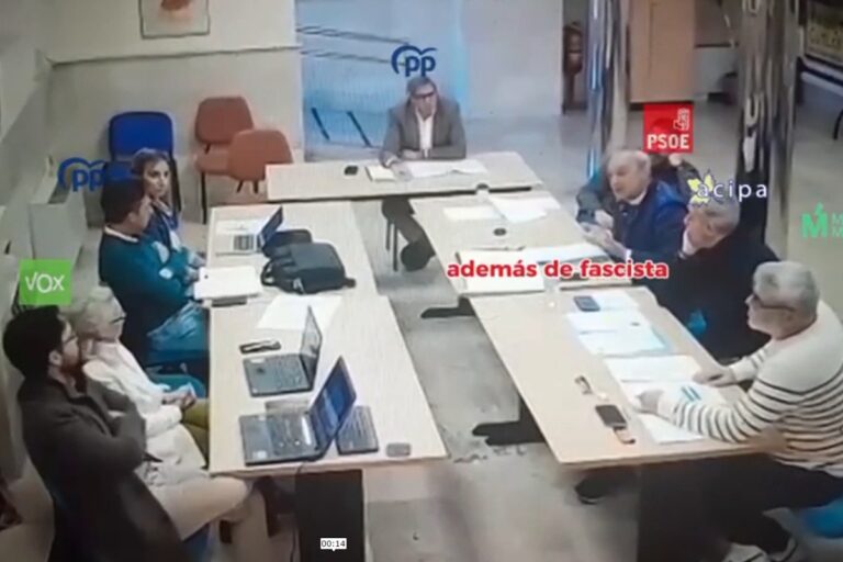 El portavoz de VOX en Aranjuez (Madrid) denuncia al concejal del PSOE que le insultó y le agredió en una comisión lanzándole un vaso con café