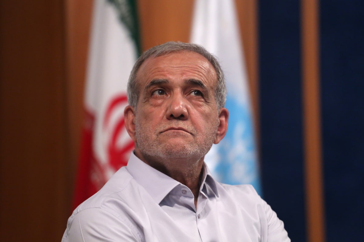El presidente iraní, Masud Pezeshkian y el jefe del poder judicial formarán un «consejo de liderazgo temporal» tras la muerte de Jameneí