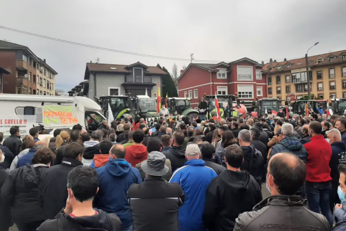 El sector lácteo cántabro se manifiesta en contra de la bajada del precio de la leche en origen: «Supone el cierre inmediato de cientos de explotaciones»