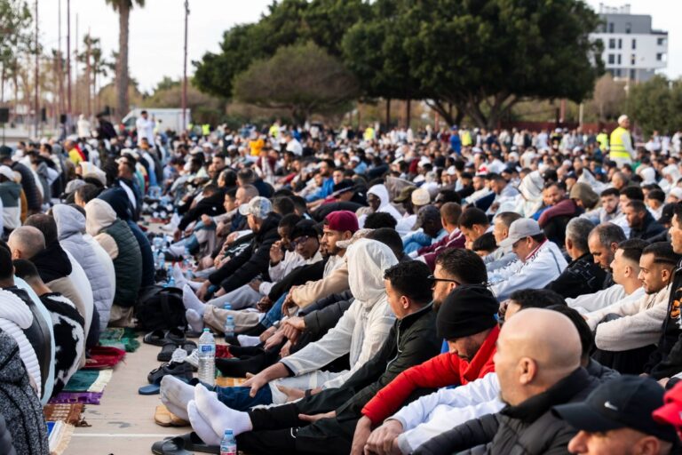Miles de musulmanes se concentran en ciudades de toda España por el fin del Ramadán: «La islamización avanza gracias a PP y PSOE»