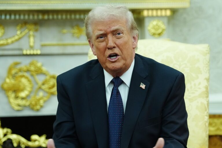 Trump ofrece seguros y escolta a los buques comerciales que decidan transitar por el estrecho de Ormuz