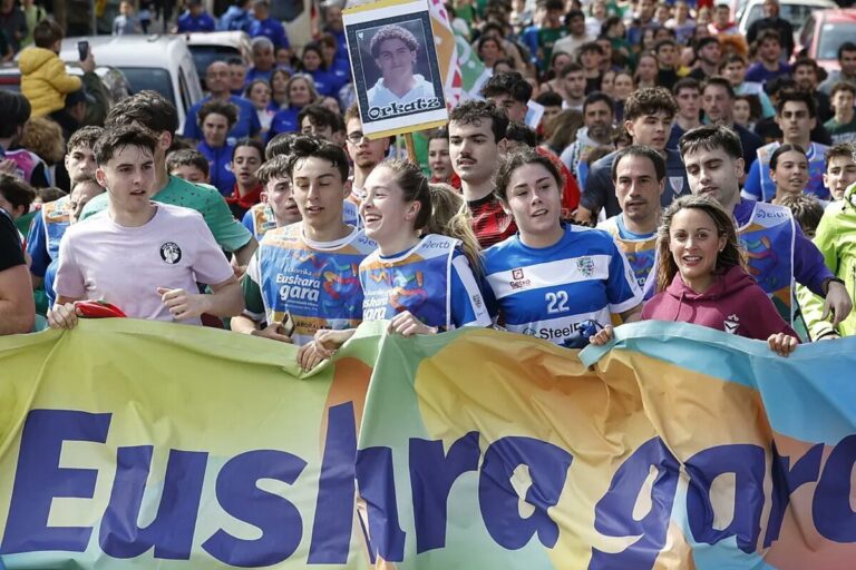 La ‘Korrika’ humilla a las víctimas del terorrismo en el País Vasco: tres etarras portan el testigo entre pintadas de amnistía