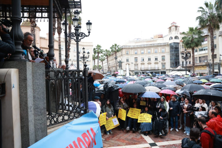Las víctimas de Adamuz se manifiestan en Huelva para reclamar justicia: «No merecemos subirnos de nuevo a ese maldito tren con miedo de no llegar al destino»