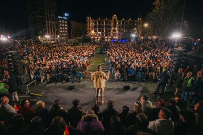 Santiago Abascal llama en Valladolid a llenar el domingo las urnas de «sentido común» y reitera que «a la mafia corrupta de Sánchez sólo la puede derrotar VOX»