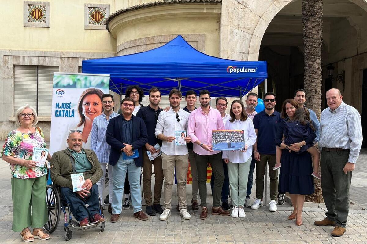 Crisis en el PP: una asociación afín se desvincula por su «traición» al español en Valencia y el presidente rompe su carnet de afiliado
