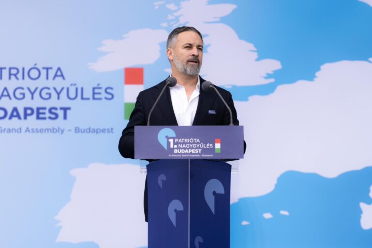 Santiago Abascal, en un acto en apoyo a Viktor Orbán: «Hoy vuestras calles seguras son la envidia de toda Europa. No os dejéis engañar por los títeres de Bruselas»