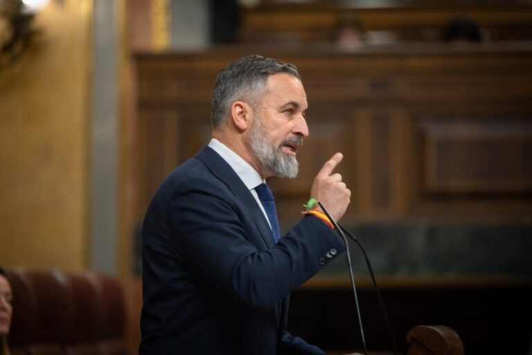 Santiago Abascal retrata en el Congreso a Pedro Sánchez: «Quiere la guerra porque el ruido de las explosiones oculta sus corruptelas, sus crímenes y sus traiciones»