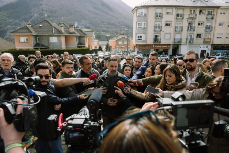 Santiago Abascal retrata a Pedro Sánchez: «El corrupto se agarra a cualquier guerra pasada, presente o futura para intentar tapar sus corrupciones y sus crímenes»
