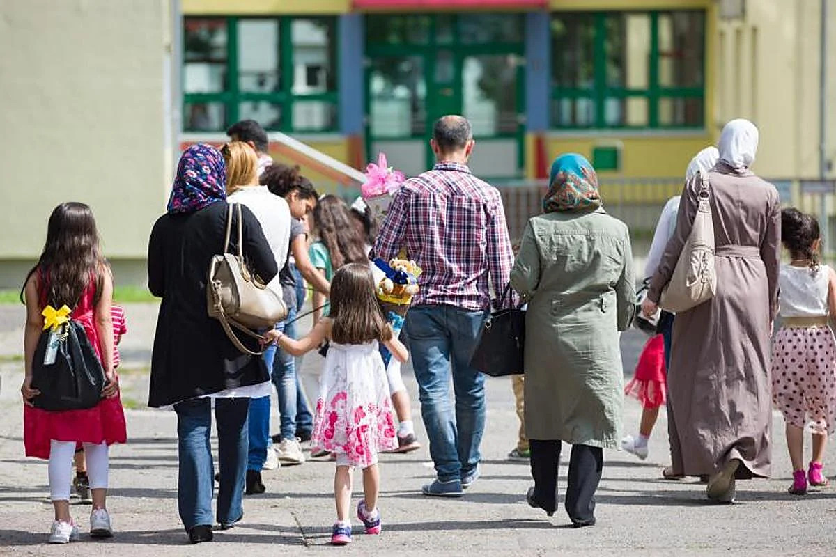Los inmigrantes extracomunitarios no compensan la caída de ingresos por envejecimiento y aportan menos IVA que los hogares españoles