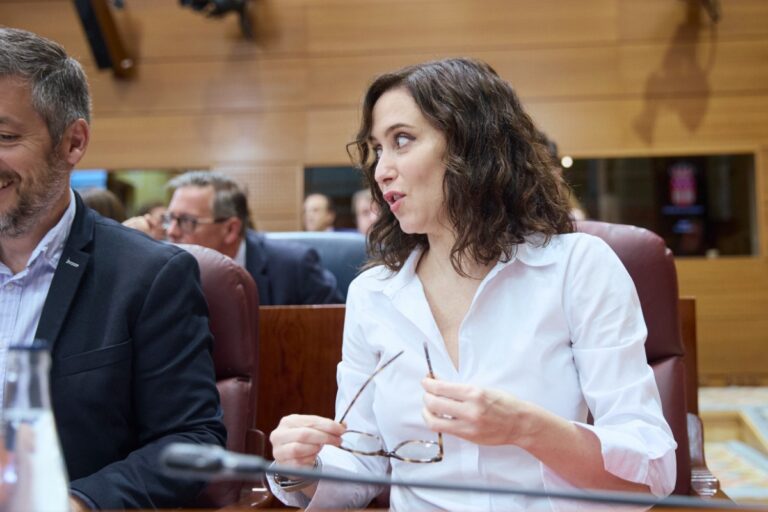 El Gobierno de Ayuso se une a la izquierda y tumba la iniciativa de VOX para garantizar la prioridad nacional en el acceso a la vivienda