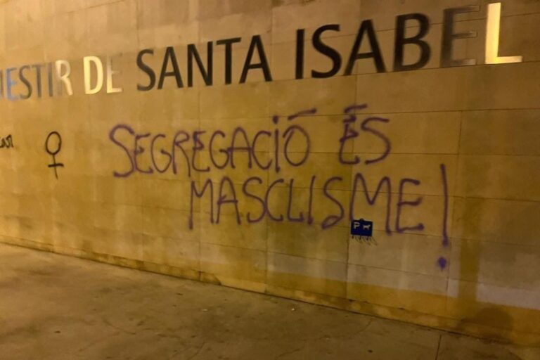 Ultraizquierdistas y feministas vandalizan un centro concertado y católico en el distrito de Sarrià-Sant Gervasi (Barcelona)