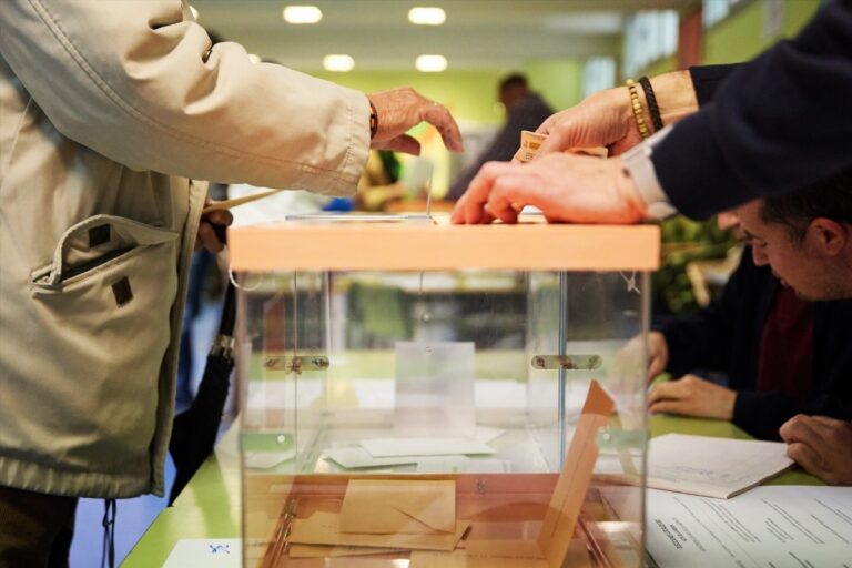 Elecciones en Castilla y León: el «cambio de rumbo» que propone VOX o más inmigración masiva y más políticas climáticas de PP y PSOE