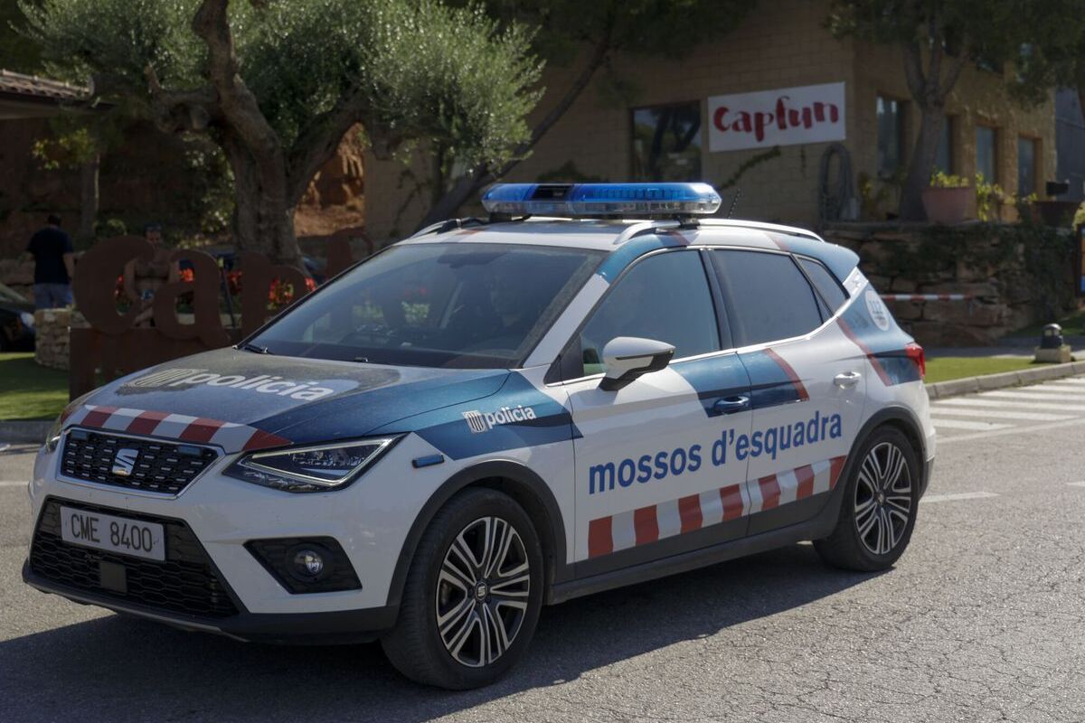 Un marroquí con 19 antecedentes abre la cabeza con una botella de cristal a un agente de los Mossos y le causa un traumatismo craneal en Barcelona