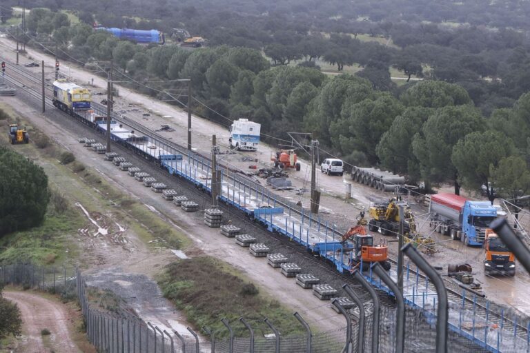 El declive del tren en España: Adif arranca marzo con 1.079 limitaciones de velocidad por roturas, averías y el deterioro de las vías