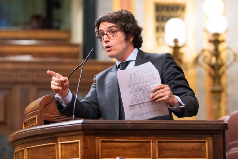 Figaredo (VOX) retrata al Gobierno de Pedro Sánchez: «Ustedes han abierto la sanidad española a todo el mundo. En Colombia ya hay anuncios para venir a operarse»