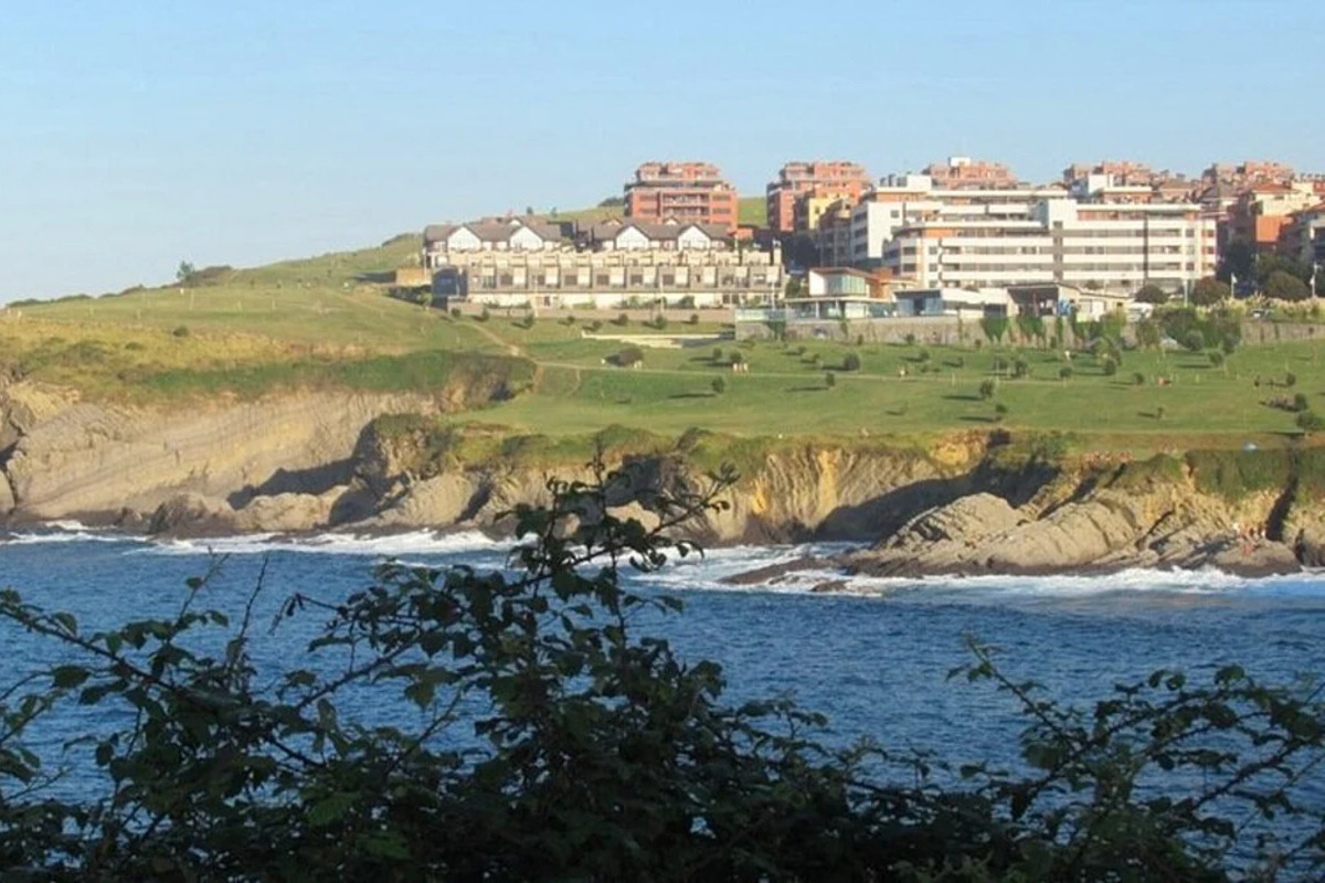 El Gobierno de Cantabria (PP) compró un casoplón por 625.000 euros para alojar a los menas que hoy desatan protestas vecinales en Castro Urdiales