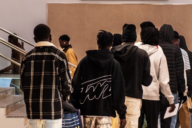 El Gobierno gastó más de 740.000 euros en enero y febrero para trasladar a casi 2.500 inmigrantes ilegales de Canarias a la Península