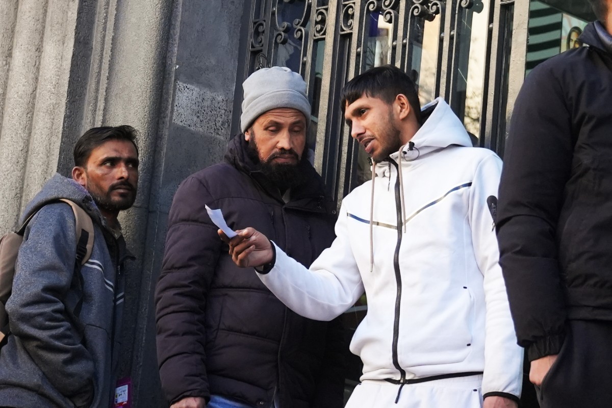 Colapso en las oficinas de atención ciudadana en Hospitalet (Barcelona) por la afluencia de inmigrantes ilegales para lograr la «regularización»: «Los españoles somos los últimos»