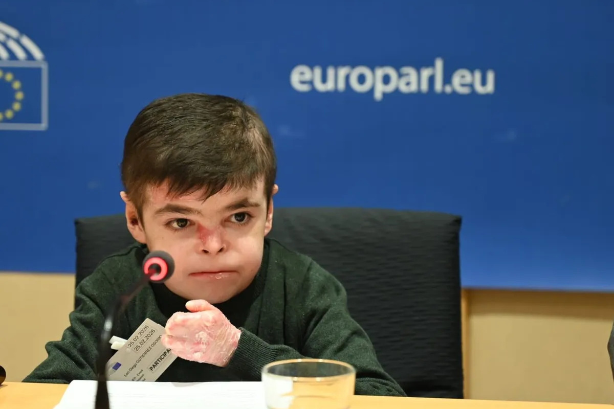 Un niño español se ve obligado a pedir ayuda en el Parlamento Europeo porque el Gobierno no financia un medicamento para tratar la piel de mariposa