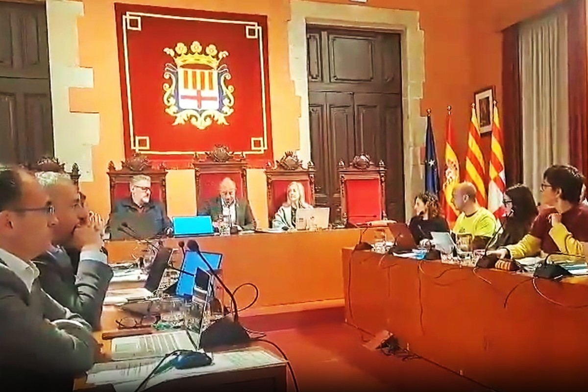 El alcalde de Manresa (ERC) expulsa del Pleno a la portavoz de VOX por defender que los menas deben irse con sus familias a sus países de origen